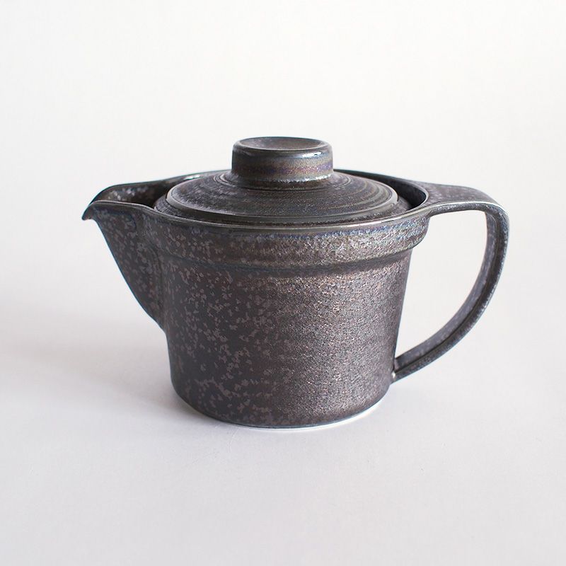 モダンなフォルムのポットです