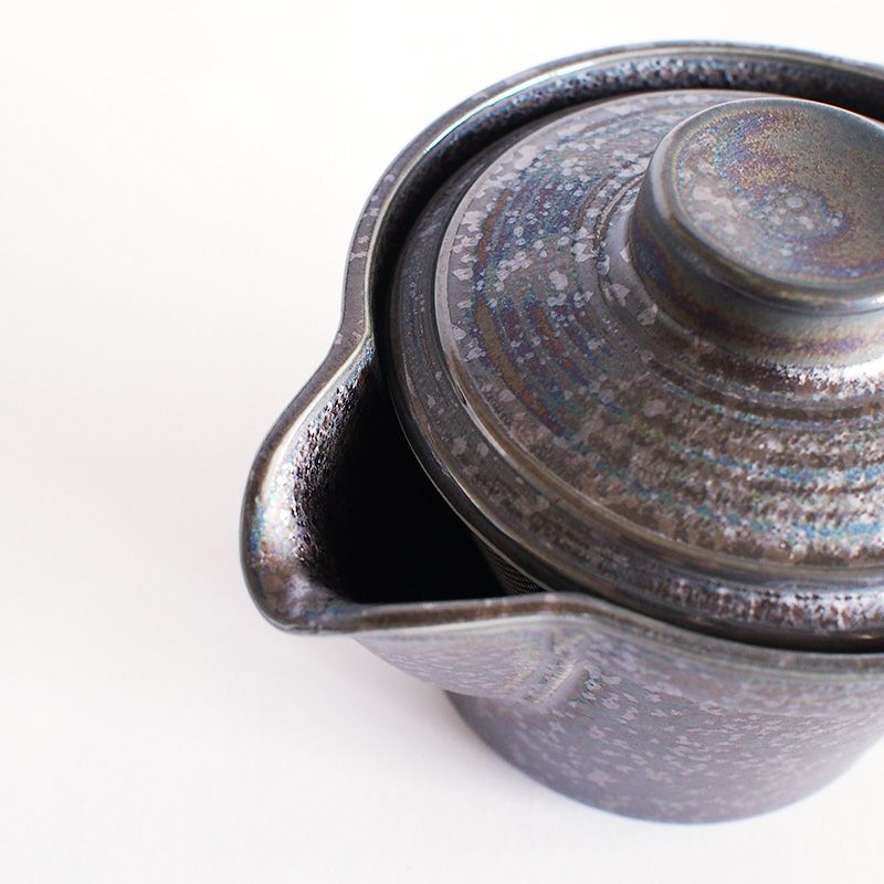 ポットのフォルムに馴染む注ぎ口です