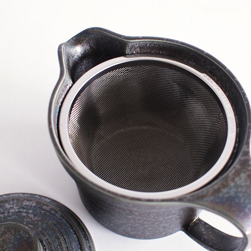 ステンレス製の茶こしが付きます