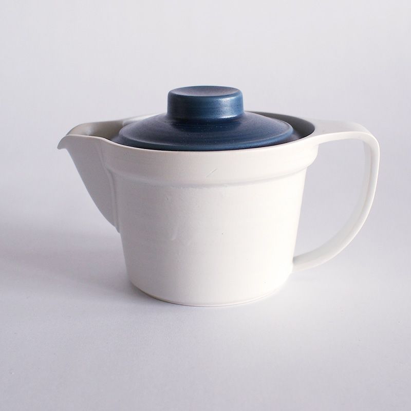 モダンなフォルムのポットです