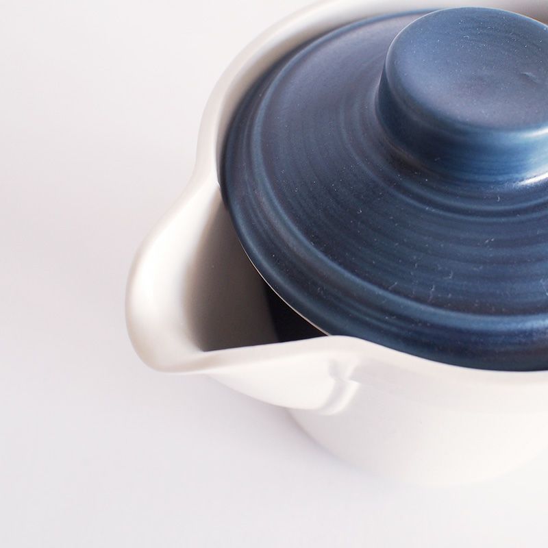 ポットのフォルムに馴染む注ぎ口です