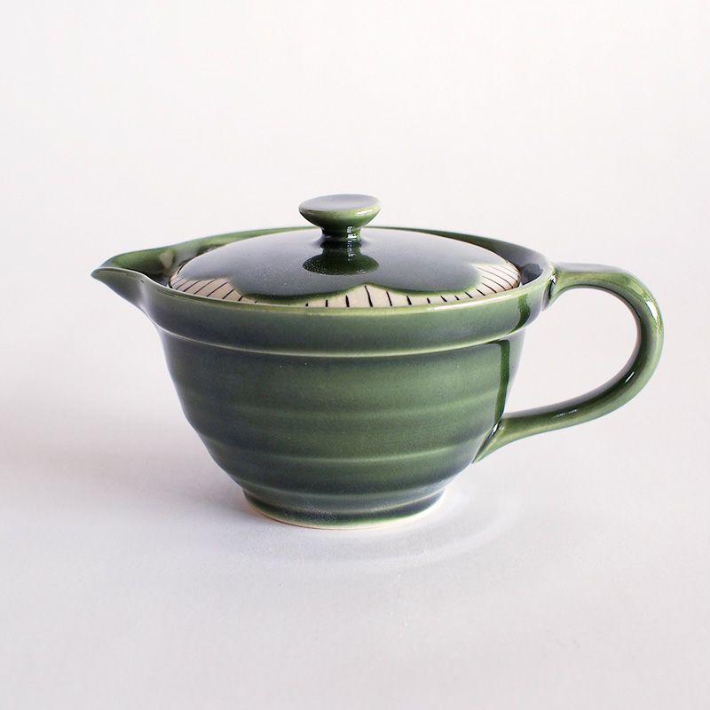 美濃焼の象徴である織部釉のポットです