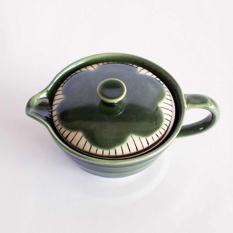 蓋にあしらわれた花がアクセントです