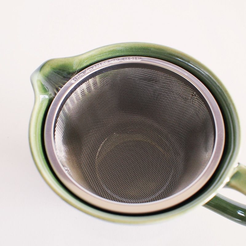 ステンレス製の茶こしが付きます