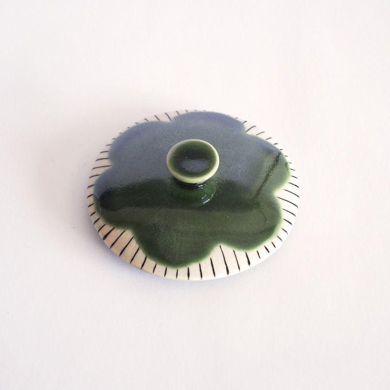 摘まみやすいと取っ手の蓋です