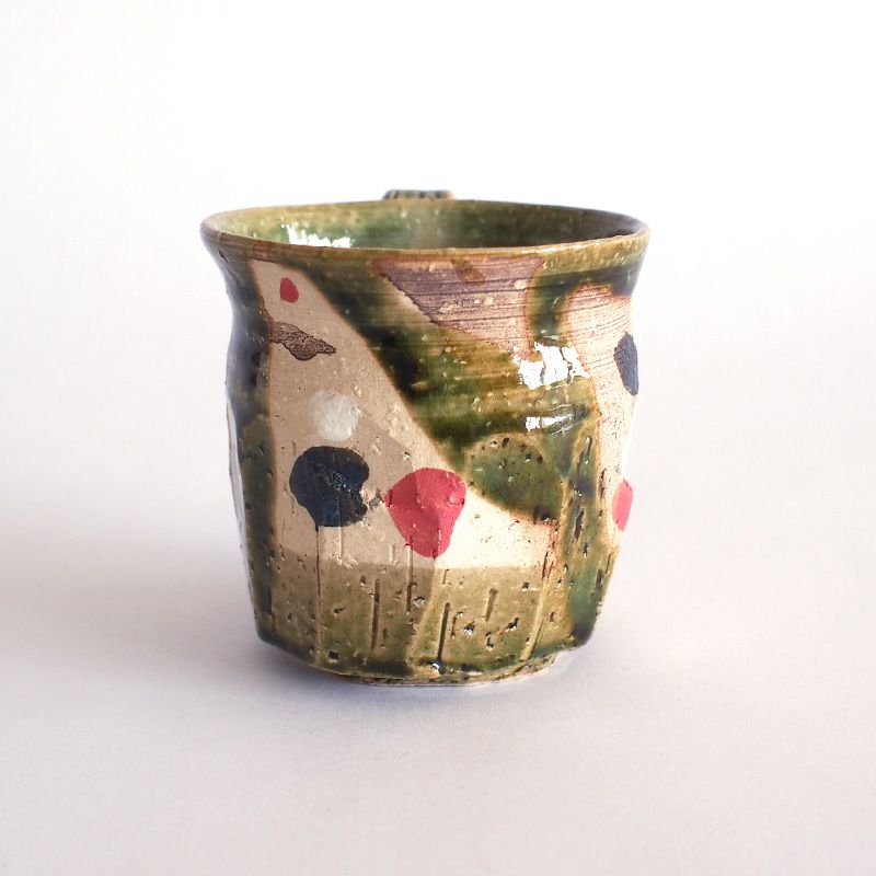 織部釉にモダンなデザインをあしらったマグです