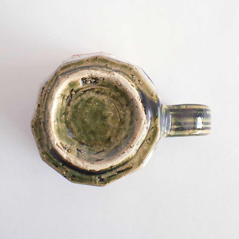 ごつごつとした素朴な風合いです