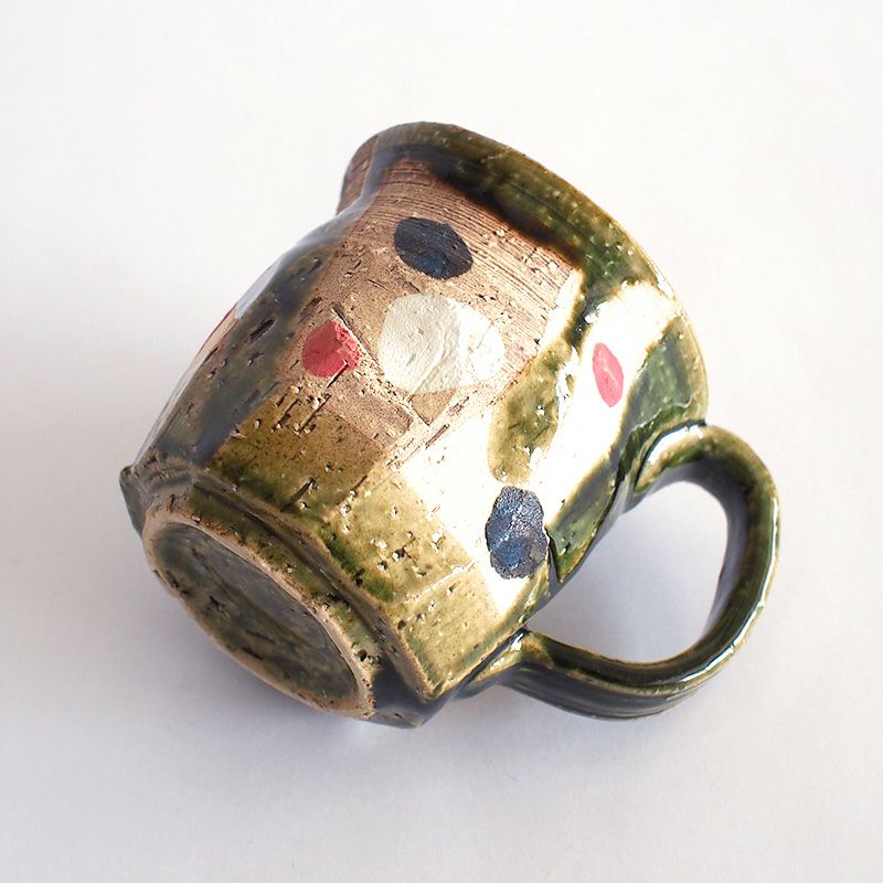 不規則に面取りした表面が味わい深い形状です