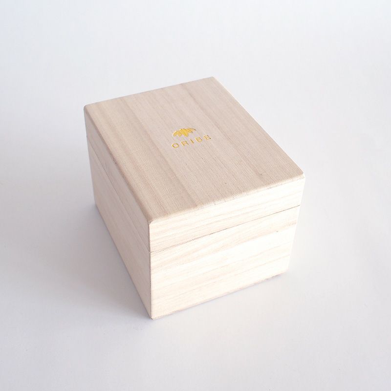 桐箱に入り贈り物に最適です