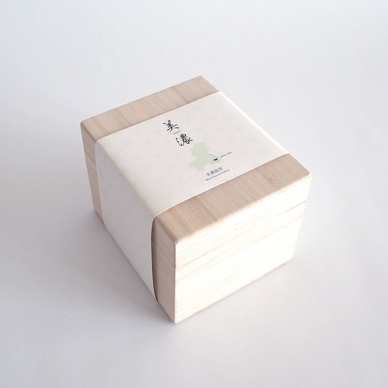 桐箱に入り贈り物に最適です