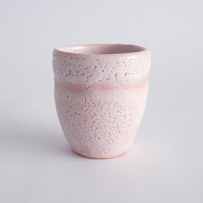 美濃焼を象徴する志野釉の淡い色合いが印象的です