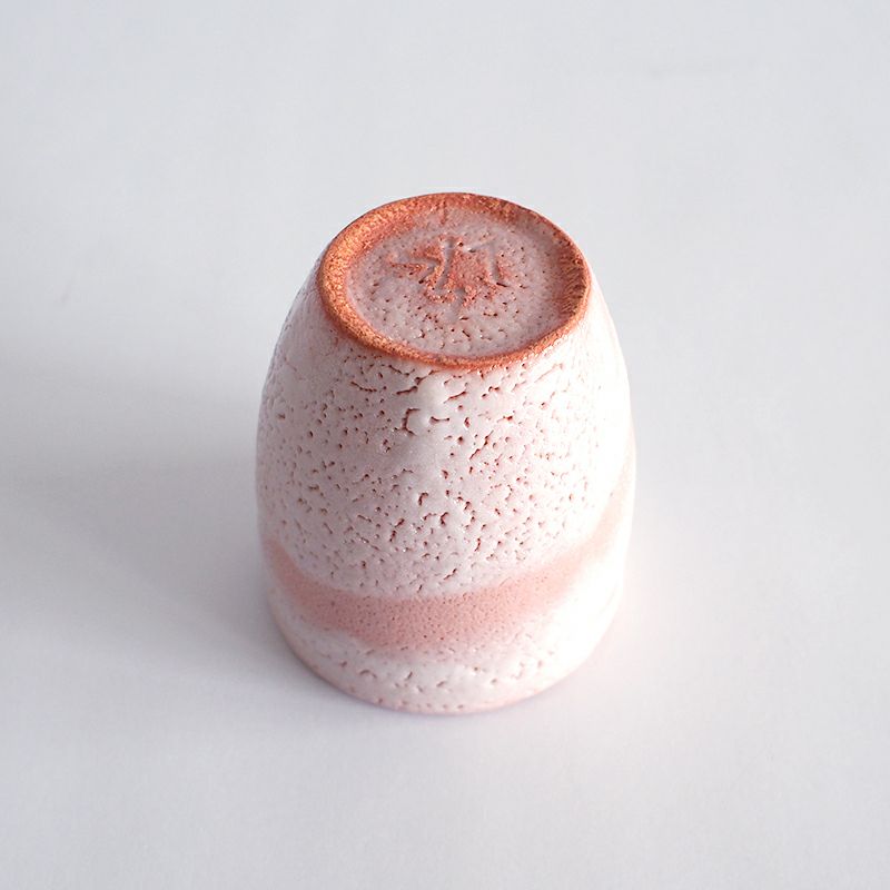 志野特有のピンホールが現れ味わい深い表情です