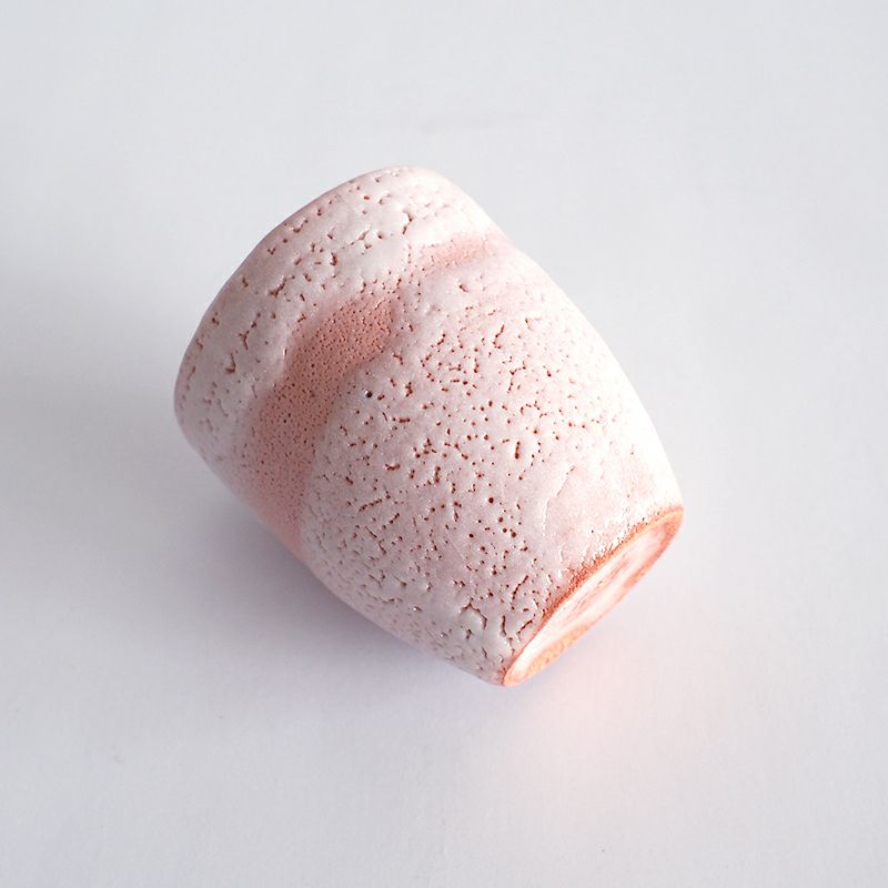 志野特有のピンホールが現れ味わい深い表情です