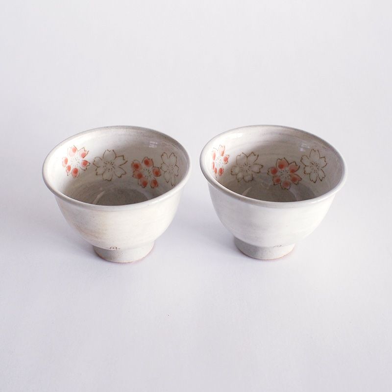 内側に繊細な花の絵柄が描かれています