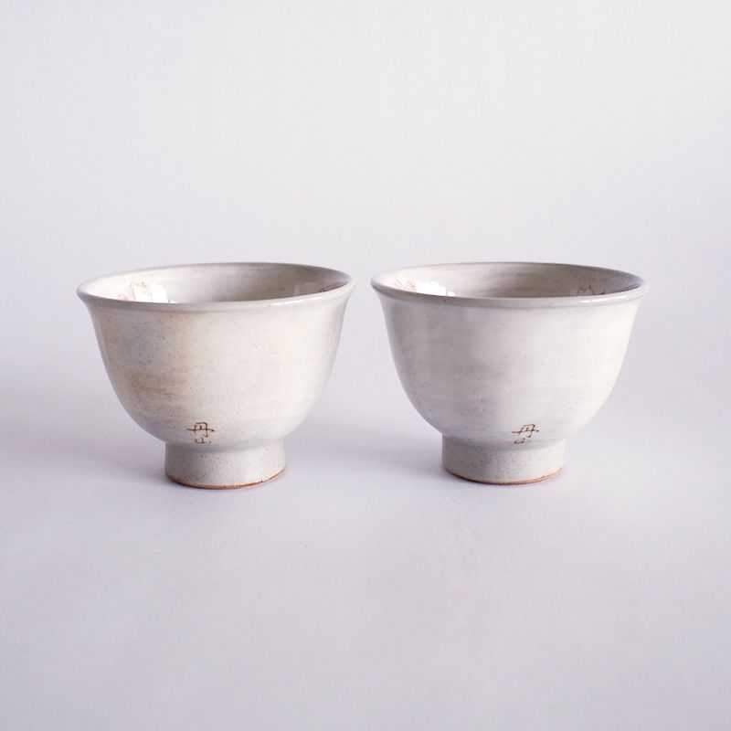 淡い鼠色のやさしい風合いの煎茶です