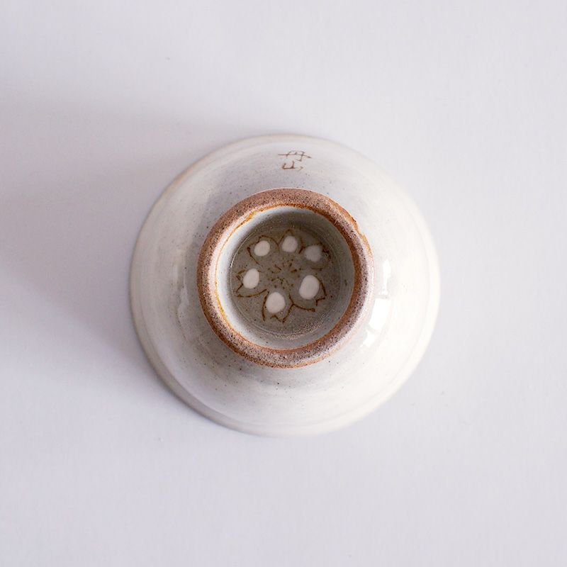 裏にも花の絵柄が描かれています