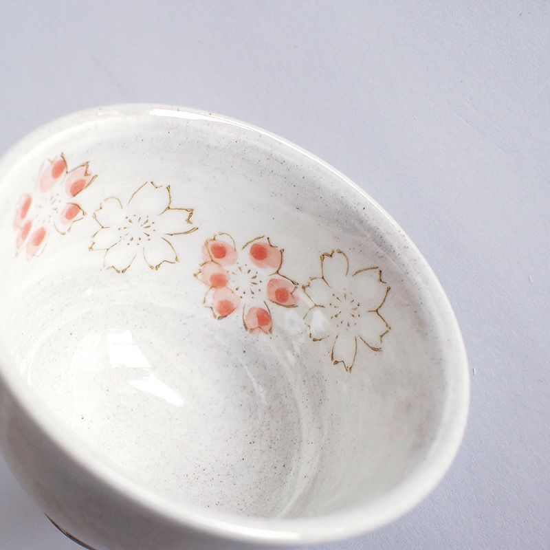 繊細でかわいらしい花の絵柄です