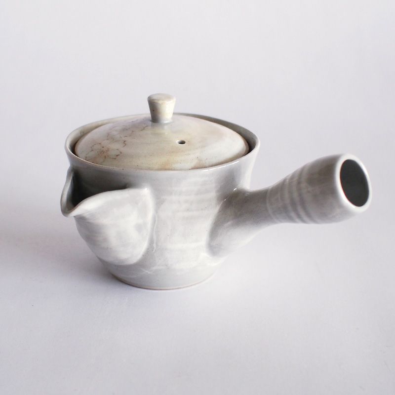 淡い鼠色のやさしい風合いの急須です