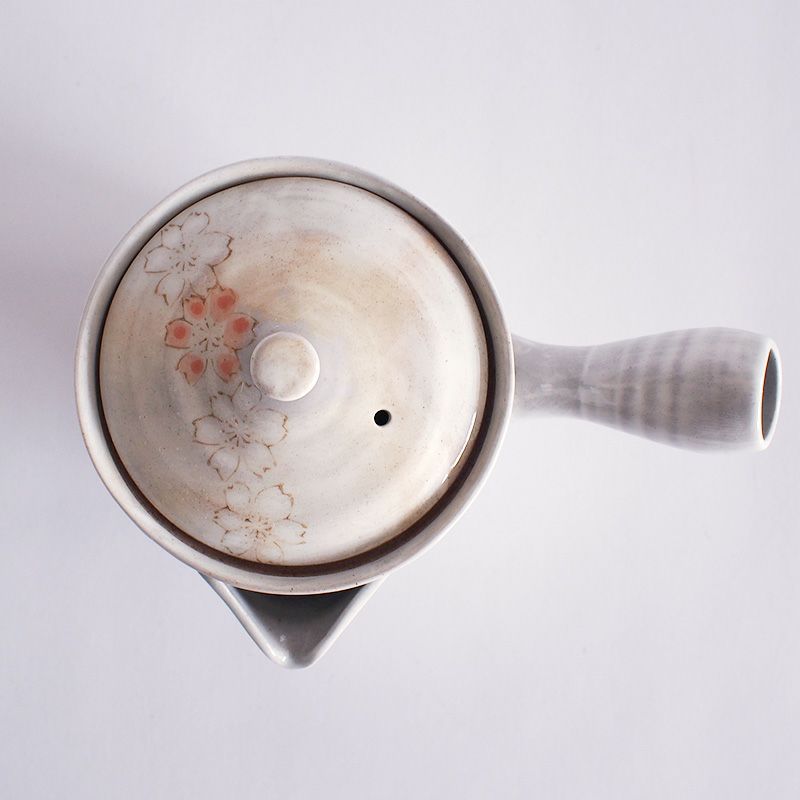 絶妙な配置で描かれた花の絵柄