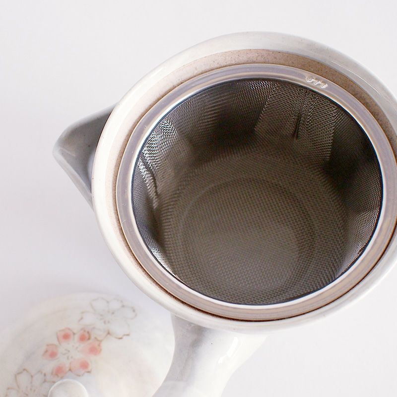 ステンレス製の茶こしが付きます