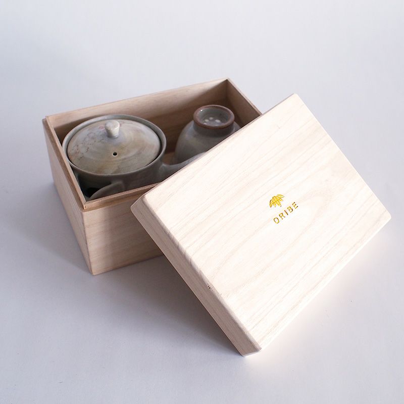 桐箱付きなので贈り物に最適です