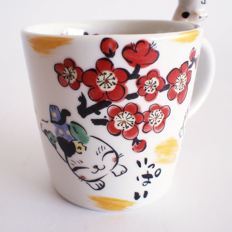 縁起の良い梅と猫の三吉が幸せを呼び込みます