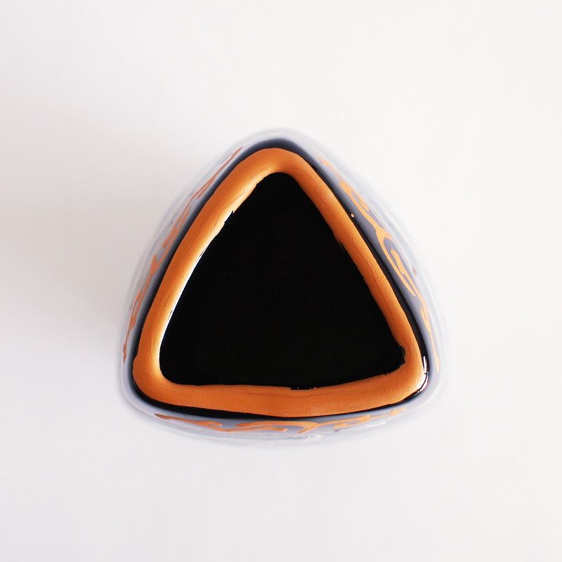 丸みを帯びた三角形の形状です