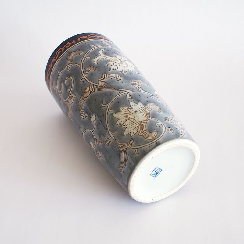 シンプルな筒型の花瓶です