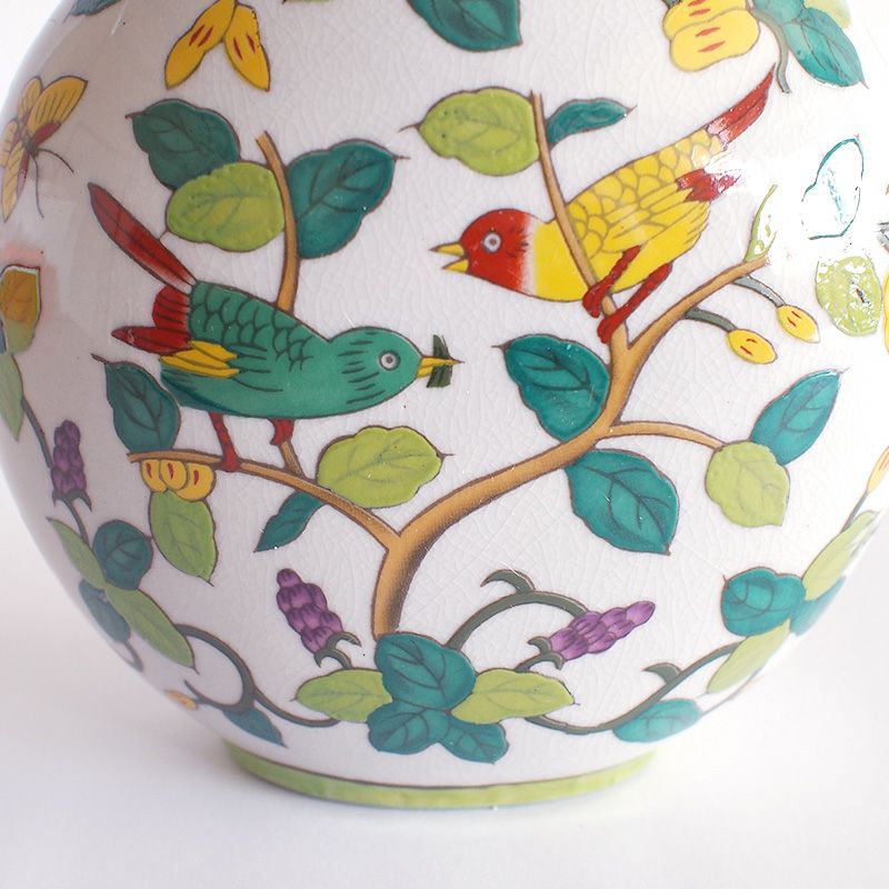 カラフルなカナリアが描かれています