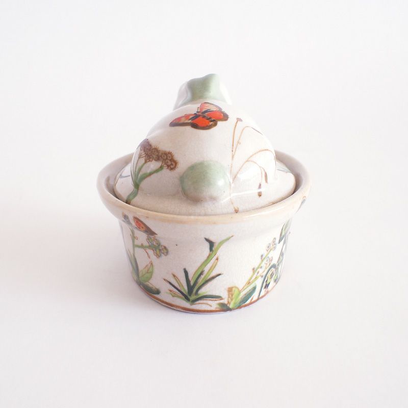 うさぎの蓋が付いた小物入れです