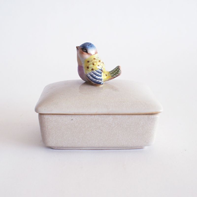 鳥を形どった取っ手がかわいい小物入れです