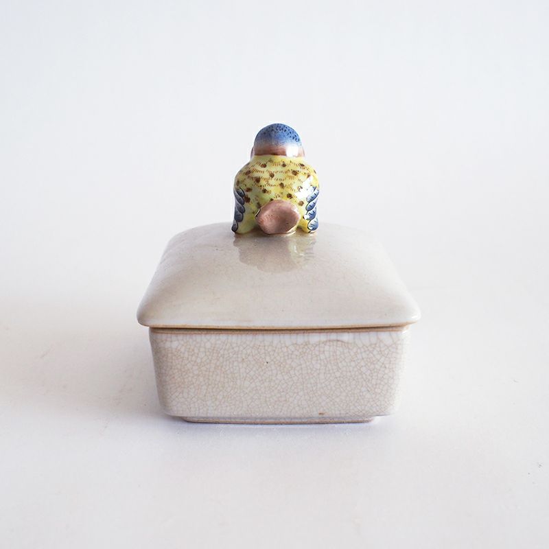 彩り豊かな色彩を纏った小鳥です