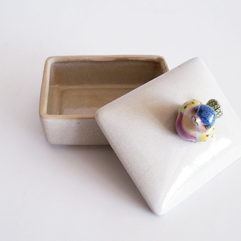 アクセサリーなどの小物入れにちょうどいい大きさです