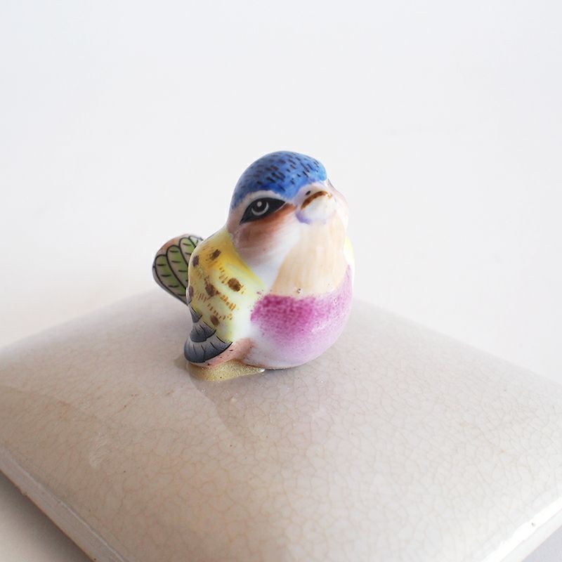 色彩豊かに表現された小鳥です