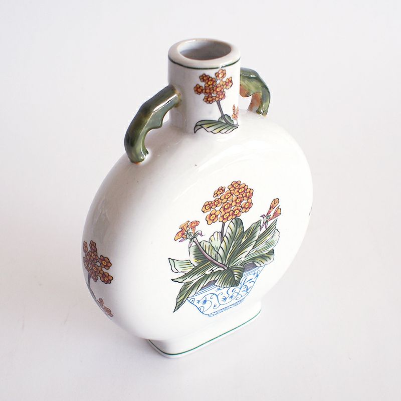 オリエンタルな印象の壷です