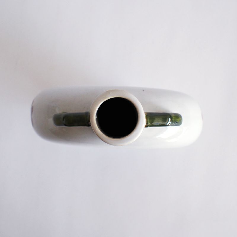 扁平な形状がかつての水筒をイメージさせます