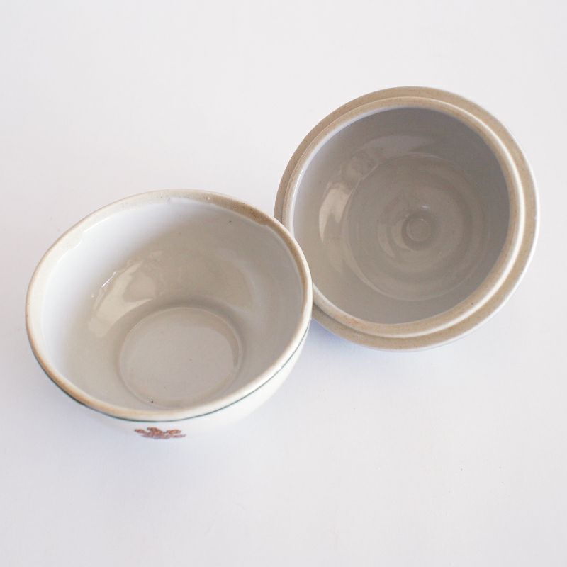 蓋と器の内側です