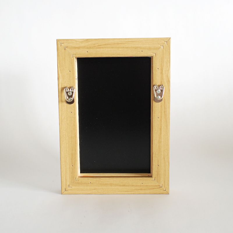 ポリスチレン製の木目調フレームです