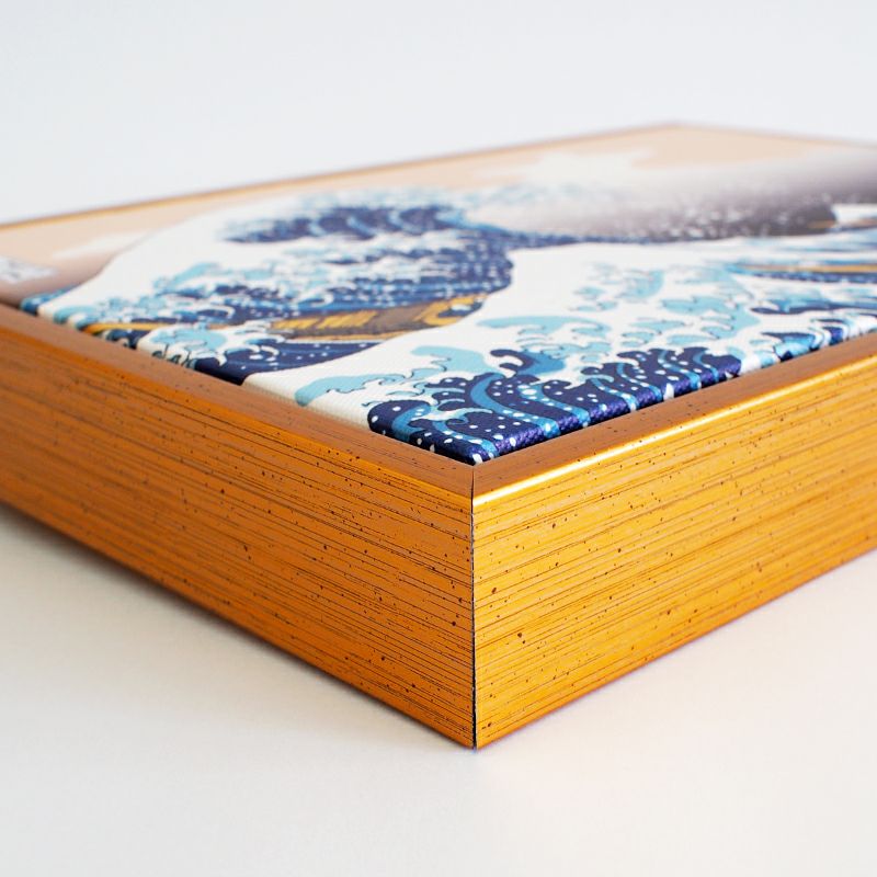 高級感あふれるポリスチレン製の金色フレームです