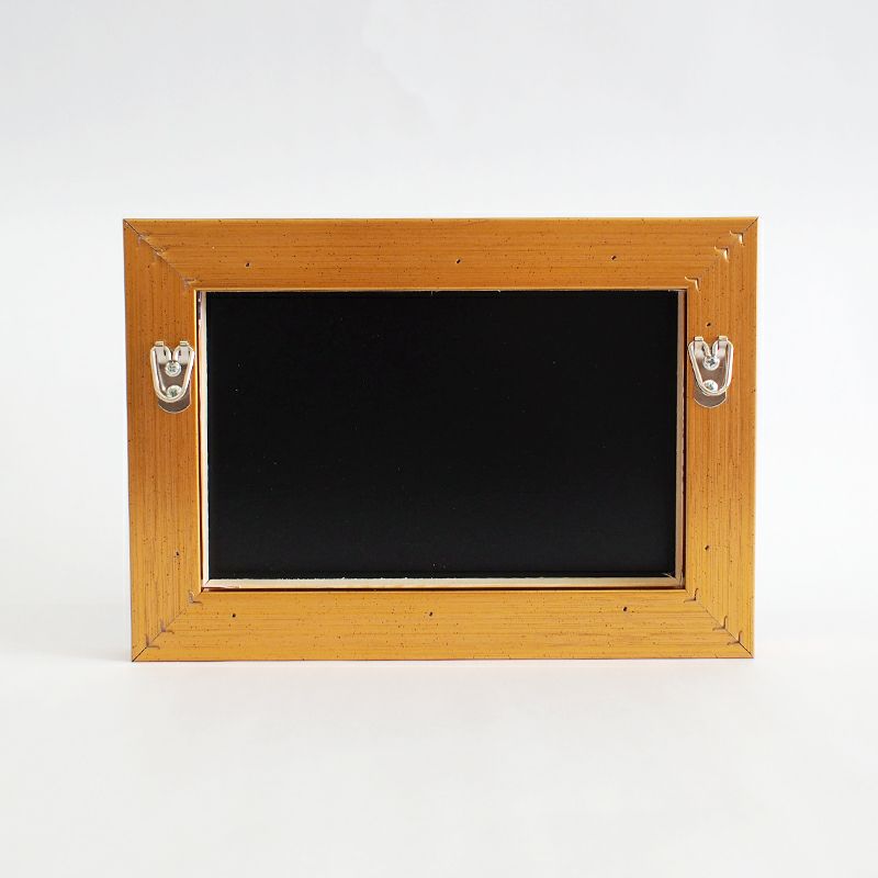 高級感溢れるポリスチレン製の金縁のフレームです