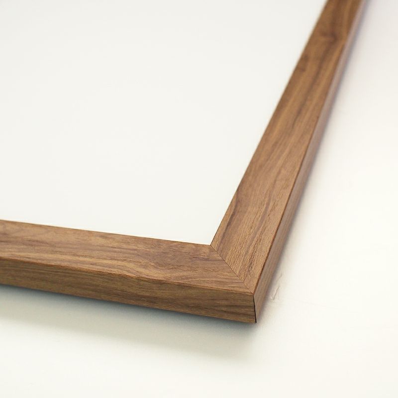 フレームはシンプルなスクエアカットです