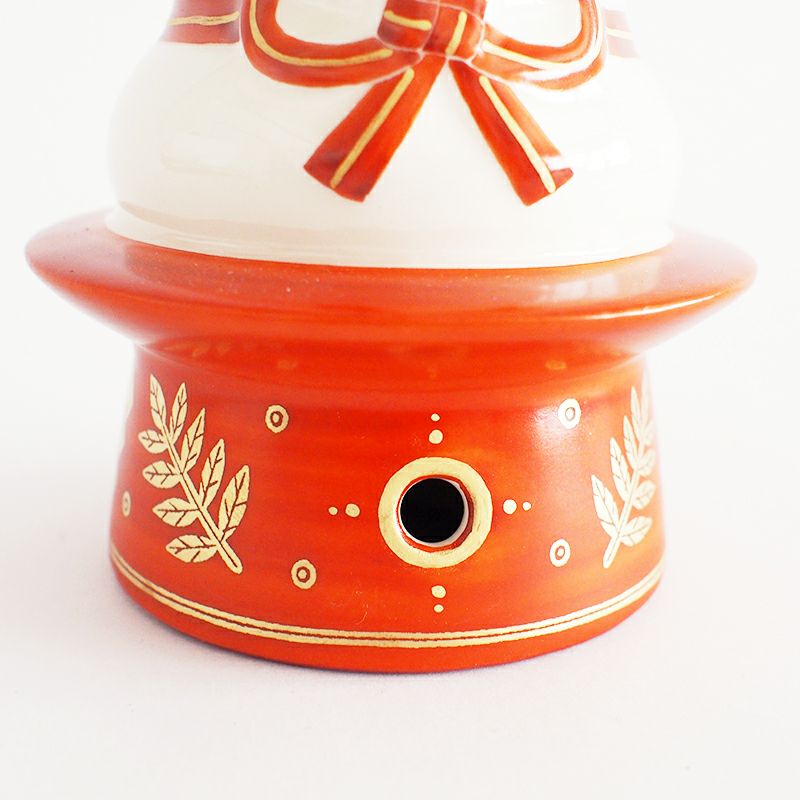 赤に金で描かれた模様が華やかです