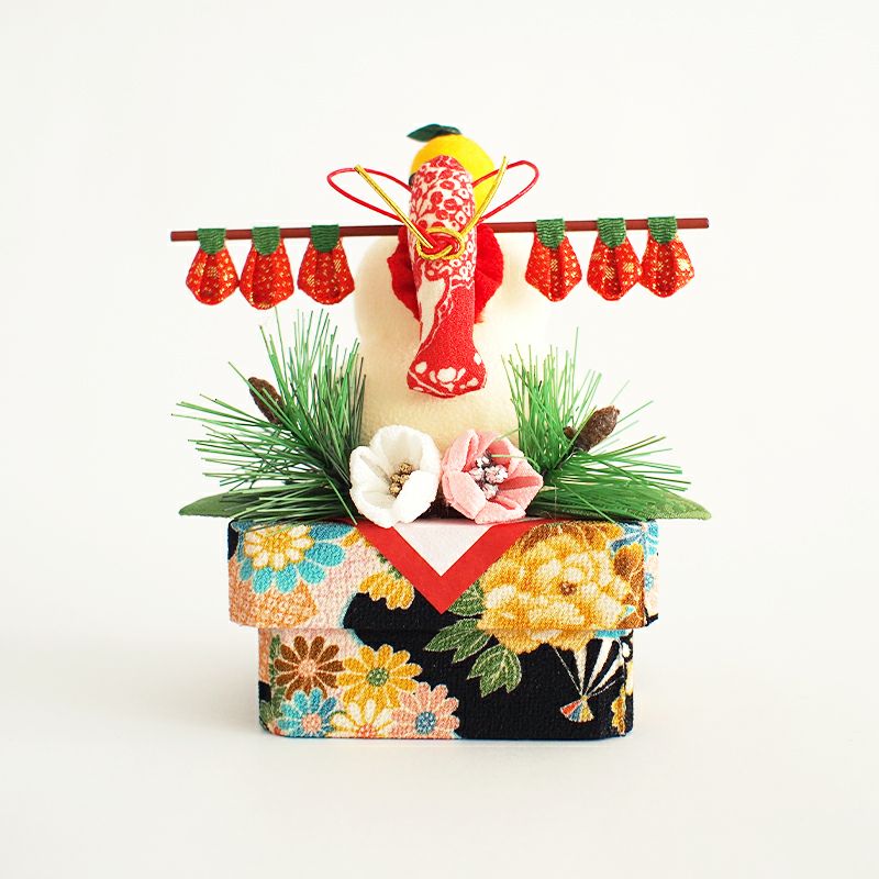 ちりめんでできた華やかな鏡餅