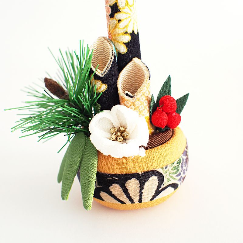 こちらは白の花がメインの門松