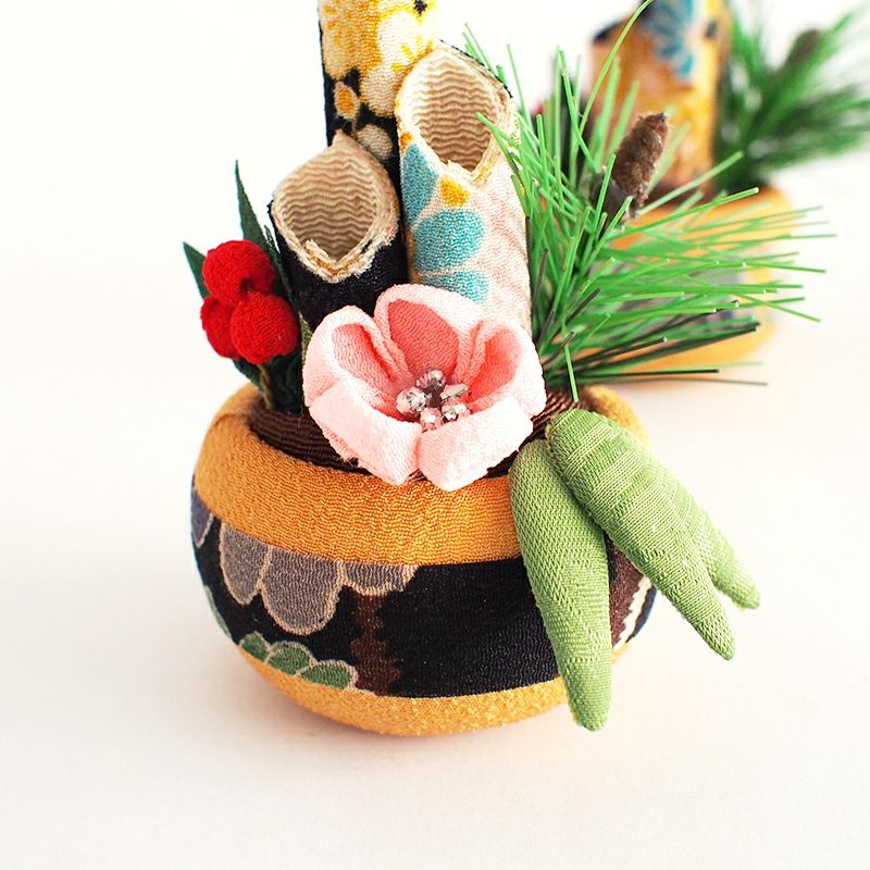 こちらは紅の花がメインの門松