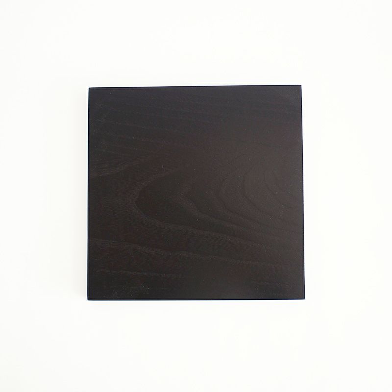 黒塗りの板がついています