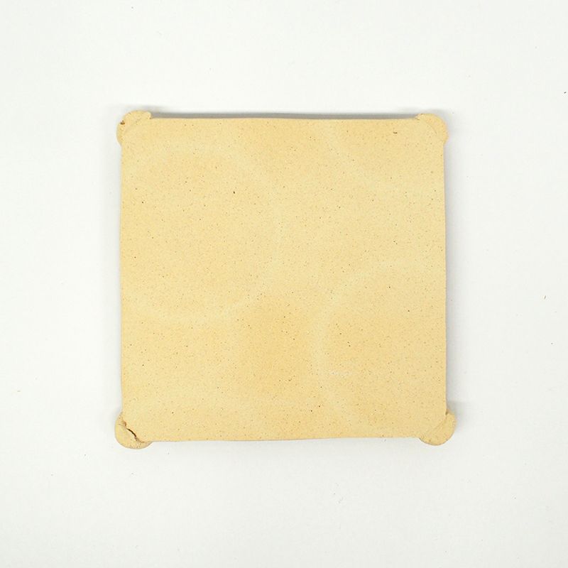 裏面は素焼きの状態です