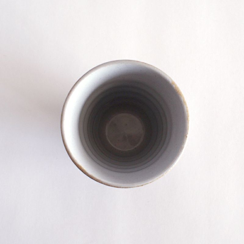 内側は凹凸のある波模様が施されています