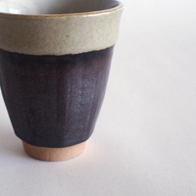 釉薬が掛け分けられモダンな印象です