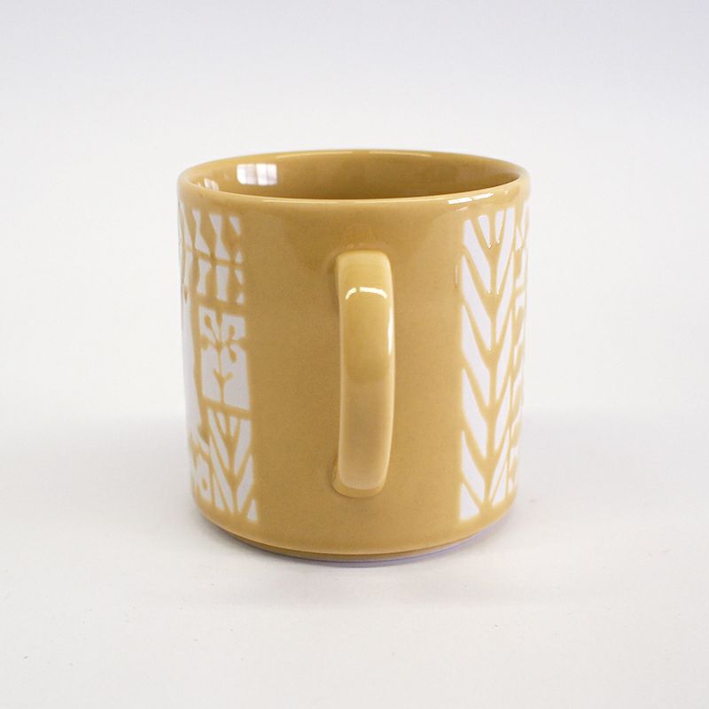ツヤのあるイエローの釉薬が掛けられています
